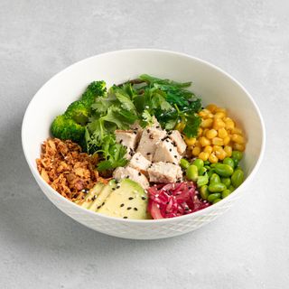 Поке боул с цыпленком, шрирача айоли, киноа