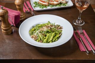 PASTE CU PESTO, BROCCOLI, ROȘII USCATE ȘI NUCĂ