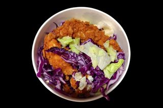 Insalata con pollo fritto