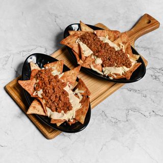 NACHOS CON BOLOÑESA Y QUESO