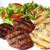 Телешки кюфтенца със запечени картофки и гриловани зеленчуци (500гр.)