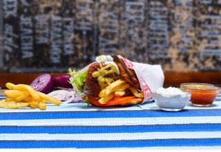 Питка със свинско кюфте (2бр)