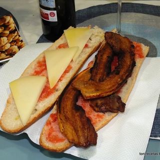 Bocadillo panceta con queso