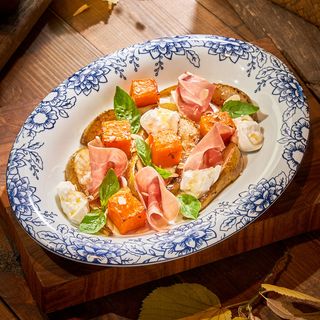 Pere caramelizate cu dovleac copt și burrata
