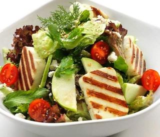 Hellim peynirli salata