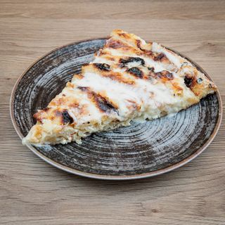 Pita tri sa vrste sira i kajmakom