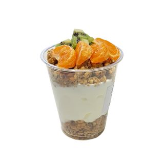 Granola z jogurtem i owocami