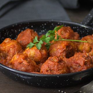 Albóndigas De Coliflor y Brócoli En Salsa Sobre Patata Cremosa
