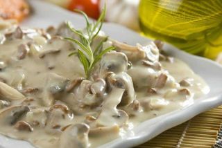 Язык с грибами в сметанном соусе (из говядины)