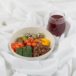 Боул з лососем та кіноа зі смородиновим морсом