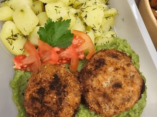 Kotlety mielone 2 szt., ziemniaki, surówka