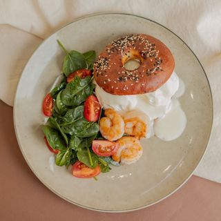 Пашот на бейглі з креветками