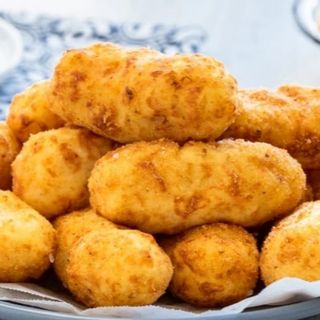 Polpette di patate, patatine e bibita