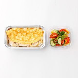 Omletă cu Carne de Pui, Cașcaval și Ciuperci