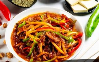 Жареная говядина с фунчозой