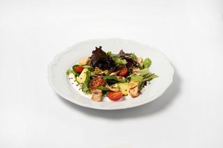 Салат с томатами, подкопченным лососем и греческим соусом