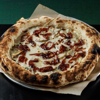 Піца з білими грибами і карамелізованою цибулею