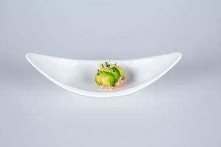 39. Polpetta di acocado con gamberi cotti, surimi, pilipo, uova di pesce e maionese