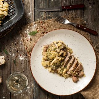 Свински карета с гъбен сос (500г)