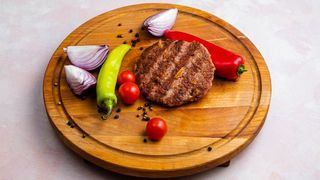 Pljeskavica na kajmaku 300g