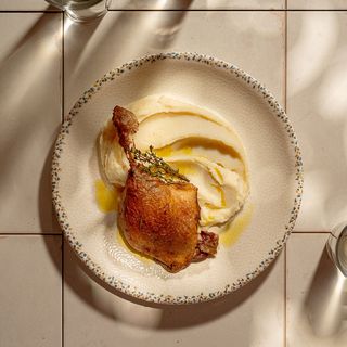 Качина ніжка з картопляним пюре з пармезаном