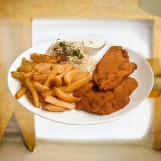 Snitel de curcan cu cartofi wedges si salata de varza