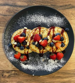 Pancakes z sezonowymi owocami + herbata/kawa (biała/czarna)