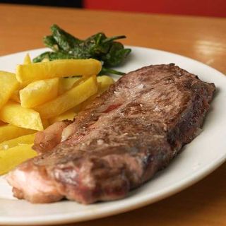 Entrecot con patatas fritas y pimientos