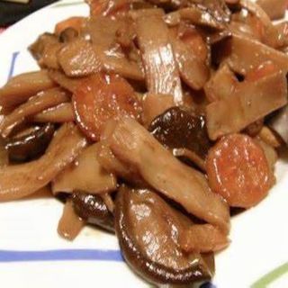 Col china con bambú y setas chinas