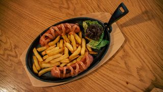 Domaće kobasice sa sirom i marmeladom od luka