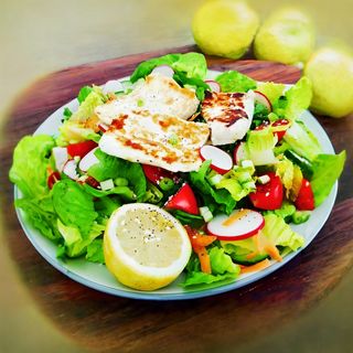 Salată cu Halloumi