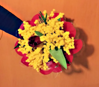 Bouquet mimosa con un fiore centrale a sorpresa