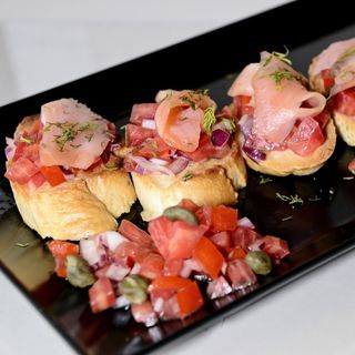 Брускети с доматена салса и прошуто крудо (8бр)