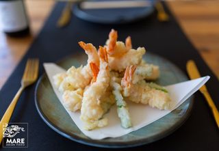 Tempura de langostinos y esparragos trigueros