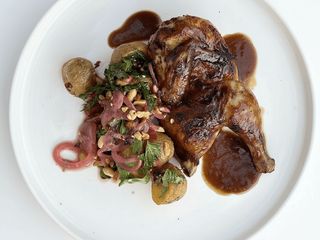 Половина курча з гранатовим соусом та картоплею