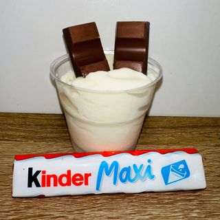 Bicchiere di fior di latte con barretta Kinder Maxi