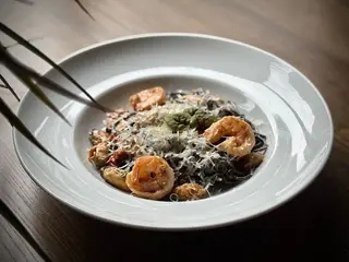 Чорна паста з морепродуктами