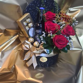 Poklon box ..Vino ..ferrero rocher..kraljevske ruze