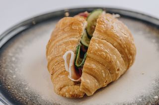 Cezar kroasan pršuta