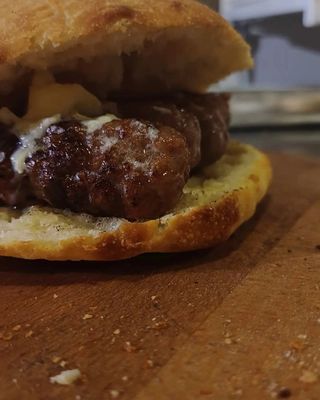 Ćevapi u lepinji sa kajmakom