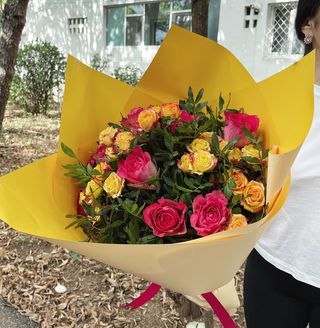 Buchet trandafiri mari si mici galbeni