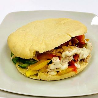 Pita De Pollo Asado Con Salsa De Yogur