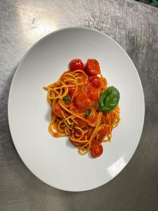 Spaghetti con pomodorini freschi e basilico