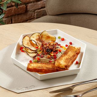 Naut cremă cu salată anatoliană