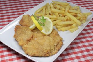 Cotoletta alla milanese con patate fritte