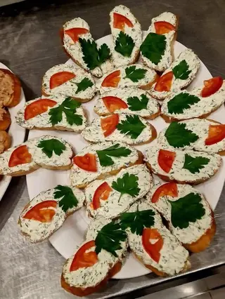 Bruschete cu crema de branza, marar / ceapa