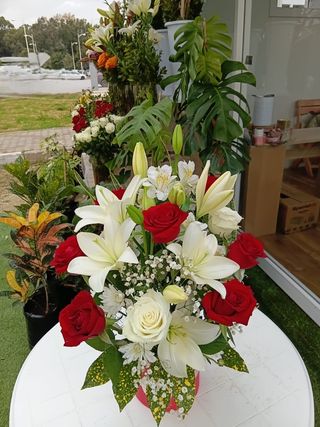 Box Lys blanc et Roses rouges et Blanc