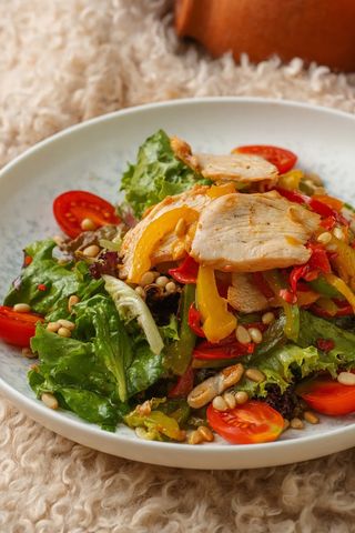 Теплый салат с куриным филе