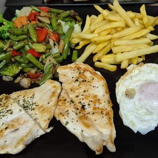 Plato Combinado De Lomo  con Patatas y huevo