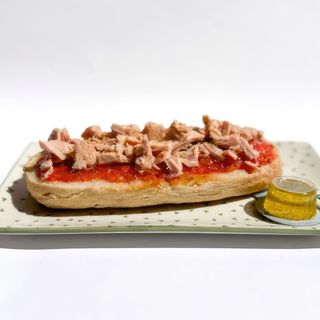 Tostada de atún con tomate rallado